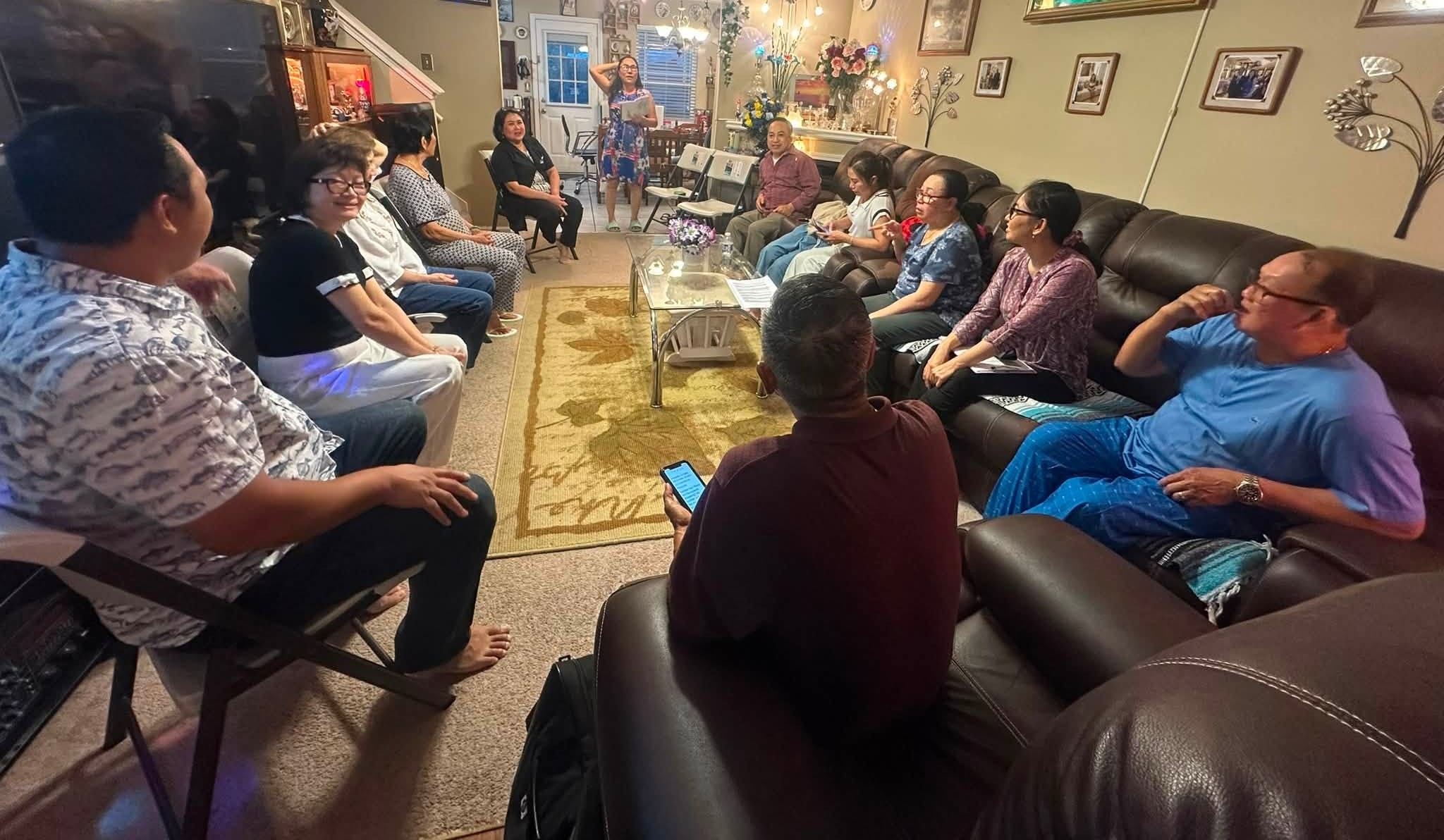Các thành viên Tổ Tế Bào Clayton County II cùng nhóm lại