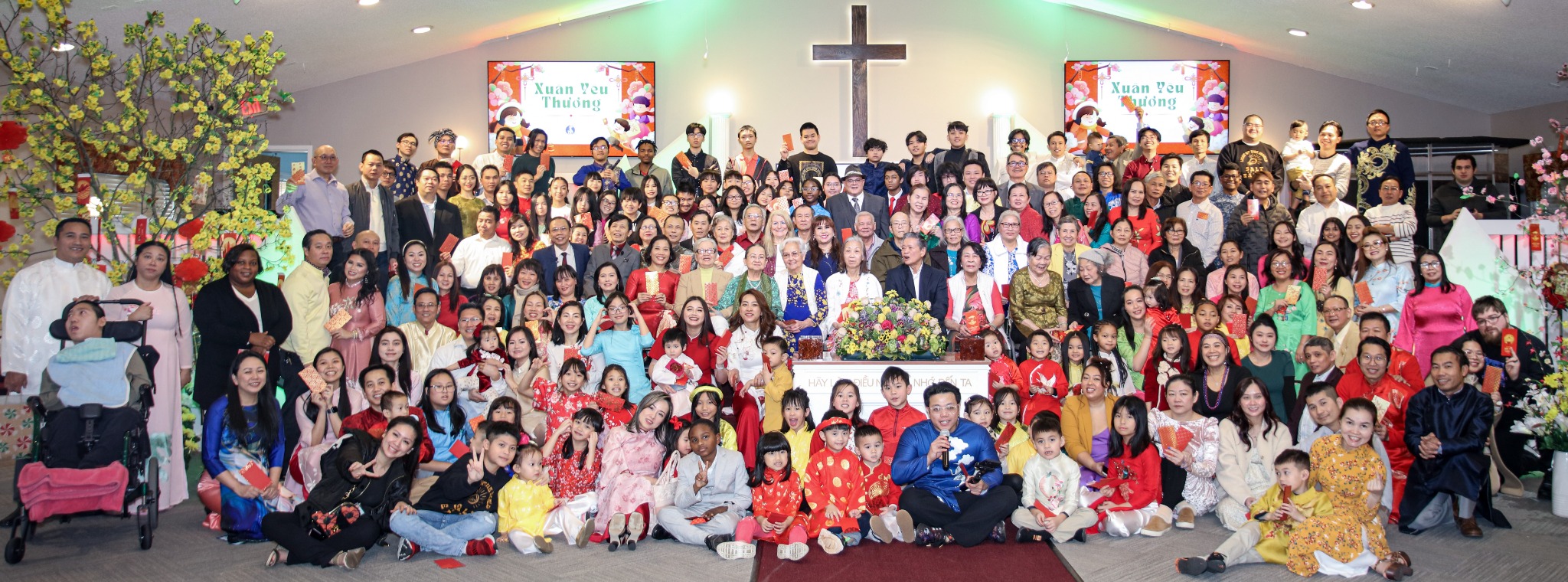Đại gia đình Hội Thánh Nguồn Sống đón Tết 2025 / Living Stream church family celebrating Lunar New Year 2025